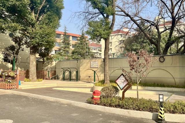 k1体育-十年品牌破解泊车困难、打造景观步道……长宁这个小区完成“超等变变变”！(图3)