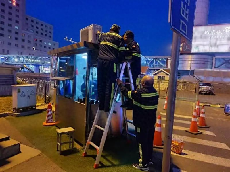 金属雕花板岗防风保暖！北京“七站两场”设17处游客暂时歇息区
