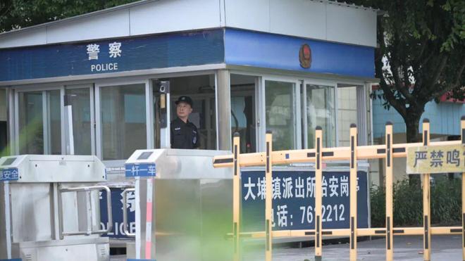 金属雕花板岗保安黄卫宁：笔尖流淌酷爱伟大誊写洒脱人生
